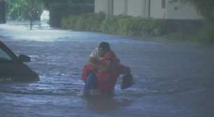 Repórter resgata enfermeira dentro de carro em inundação após furacão