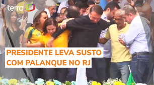 Bolsonaro leva susto após palanque ameaçar ceder durante comício no RJ