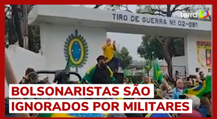 Bolsonaristas se reúnem em frente a quartéis e são ignorados por militares