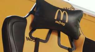 Cadeira gamer do McDonald's tem suporte para refri e batatas