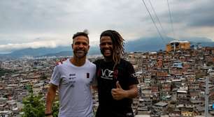 Diego Ribas, do Flamengo, visita a favela do Complexo do Alemão