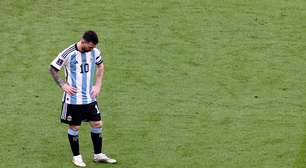 "Cinco minutos de erros": Messi lamenta derrota da Argentina por virada em estreia na Copa