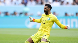 Paredão, joelhada e reserva no clube: quem é o goleiro herói da Arábia Saudita