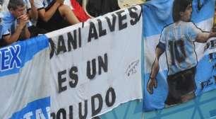 Dani Alves é xingado em faixa de torcedores argentinos