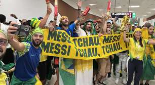 Festa brasileira no metrô tem ex-BBB, família de jogadores e pedido de 'cachaça liberada'
