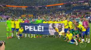 Torcida brasileira faz homenagem para Pelé; jogadores erguem faixa para o 'Rei'