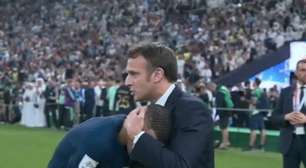 Presidente da França consola Mbappé em campo após derrota para a Argentina