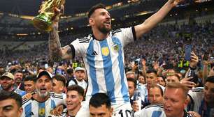 Campeão da Copa com a Argentina faz tatuagem com rosto de Messi; veja o vídeo