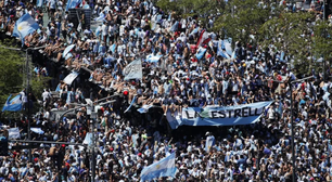 Jogadores da Argentina são "resgatados" de helicóptero de multidão de 4 milhões de torcedores