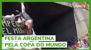 Torcedor argentino cai de viaduto ao tentar pular em ônibus aberto da seleção em movimento