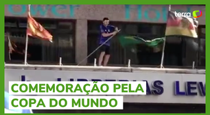 Torcedor da Argentina arranca bandeira do Brasil de mastro durante comemoração em Buenos Aires
