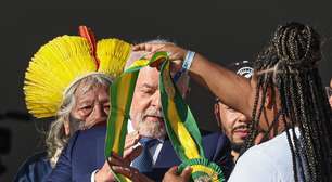Minoria que mais sofreu com Bolsonaro coloca faixa no presidente Lula