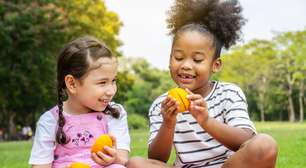 Saiba como estimular as crianças a comer frutas