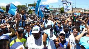 Suárez chega a Porto Alegre e é recebido com festa por torcedores