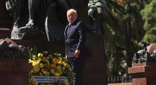 Na Argentina, Lula participa de entrega de flores em monumento