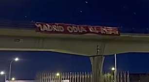 Boneco de Vini Jr. é pendurado por torcedores do Atlético de Madrid simulando enforcamento