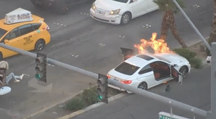 Motorista é resgatado segundos antes de carro pegar fogo nos EUA; vídeo