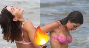 Jade Picon na praia em 20 fotos de tirar o fôlego: influencer exibe marquinha ao levantar biquíni no limite. Confira!