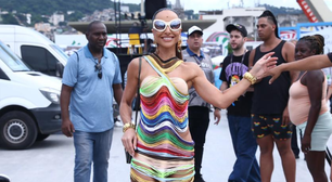 Sabrina Sato usa look de linhas e chinelo no fim do Carnaval
