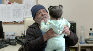 Únicos sobreviventes na família, avô se emociona ao reencontrar neta após separação por terremotos