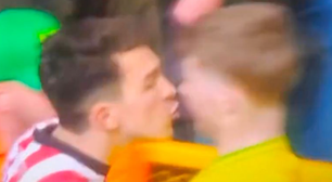 Jogador tenta beijar adversário em partida de futebol na Inglaterra; vídeo