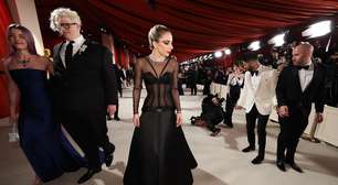 Fotógrafo leva tombo atrás de Lady Gaga; cantora ajuda profissional