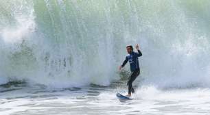 Chumbinho conquista terceira etapa do Mundial de Surfe