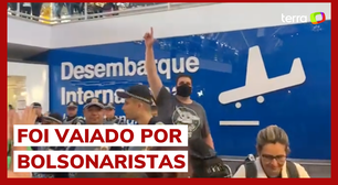 Apoiador de Lula 'faz o L' para bolsonaristas que aguardavam desembarque de Jair Bolsonaro