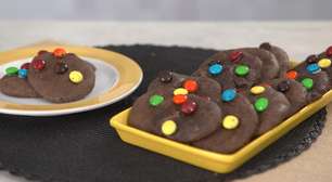 Cookies de chocolate com confeitos