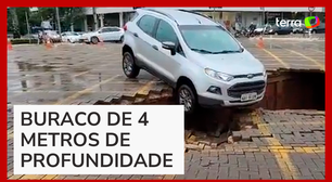 Cratera se abre, e carro quase é 'engolido' em Maringá (PR)