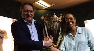 Filha de Pelé leva taça do Paulista, em homenagem ao Rei, até a sala de troféus do Palmeiras