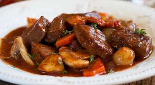 Bouef bourguignon: carne de panela na pressão com legumes