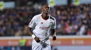 Representantes de Manchester United e PSG observam atacante da Roma