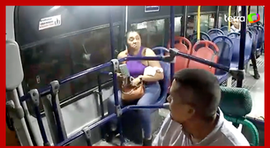 Mulher entrega celular antigo durante assalto a ônibus, e cena viraliza nas redes sociais