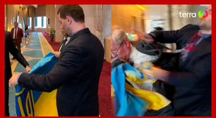 Representante ucraniano soca russo após ter bandeira do país retirada em evento na Turquia