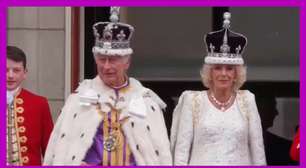 Rei Charles III e rainha Camilla acenam para o público na varanda do Palácio de Buckingham