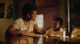 Campanha de NINHO® faz linda homenagem à mãe que aprendeu a ler e escrever com filho de 7 anos