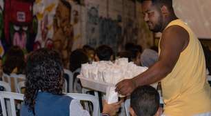 Moradores fazem de viela um cinema em Guarulhos