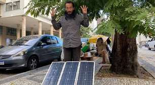 Sem-teto usa placas de energia solar para consertar celulares de graça: "Quero ajudar"
