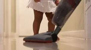 Criança diagnosticada com surdez começa a ouvir três semanas depois de ser adotada