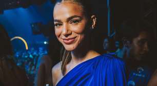 Bruna Marquezine elege vestido bem comportado na Sapucaí
