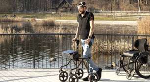 Homem paraplégico volta a andar usando força do pensamento após implante