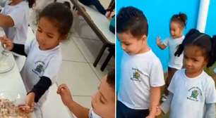 Menina ajuda amigo autista a comer na escola e vídeo viraliza: "exemplo de bondade"