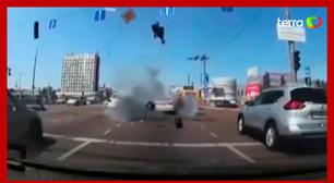 Parte de míssil cai ao lado de carro em rodovia de Kiev, na Ucrânia