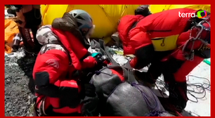 Guia salva alpinista ao carregá-lo nas costas por 6 horas em 'zona da morte' no Everest