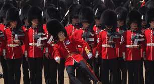 Guardas reais desmaiam durante treinamento em Londres