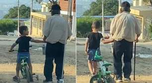 Menino ajuda idoso a chegar em casa com segurança pegando na sua mão. ASSISTA