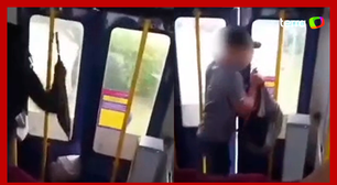 Homem pula de ônibus em movimento após ser flagrado por passageiros se masturbando