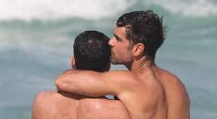 Marcos Pitombo troca carícias com o namorado no RJ no Dia do Orgulho LGBT+