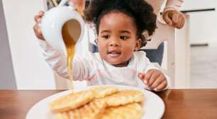 Por que bebês não podem comer mel? Pediatra explica